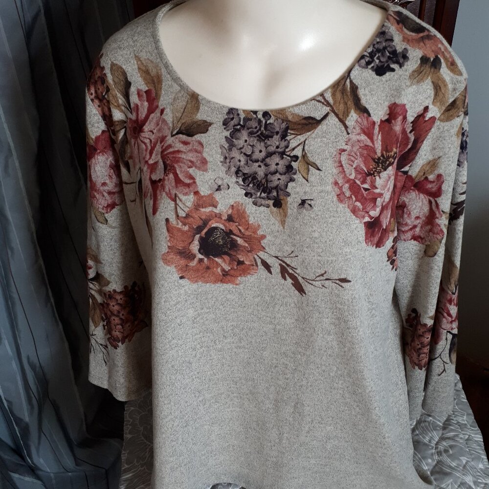 Top - Grey with florals - Size XL